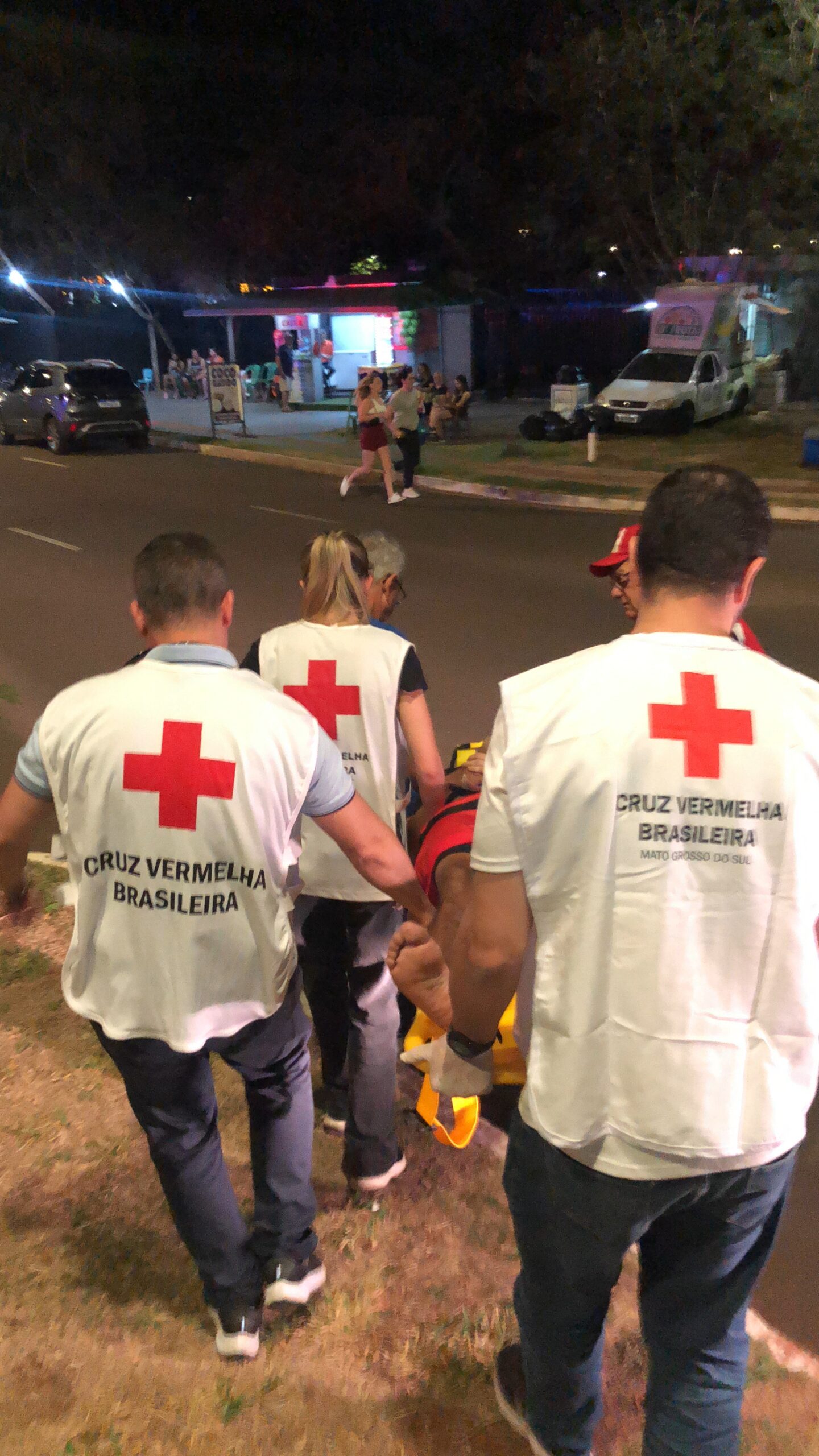 Voluntários da Cruz Vermelha Brasileira em Mato Grosso do Sul atuando em uma emergência
