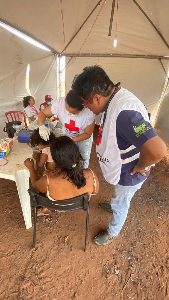 Profissionais e voluntários da Cruz Vermelha prestam atendimento de saúde na Comunidade Mandela